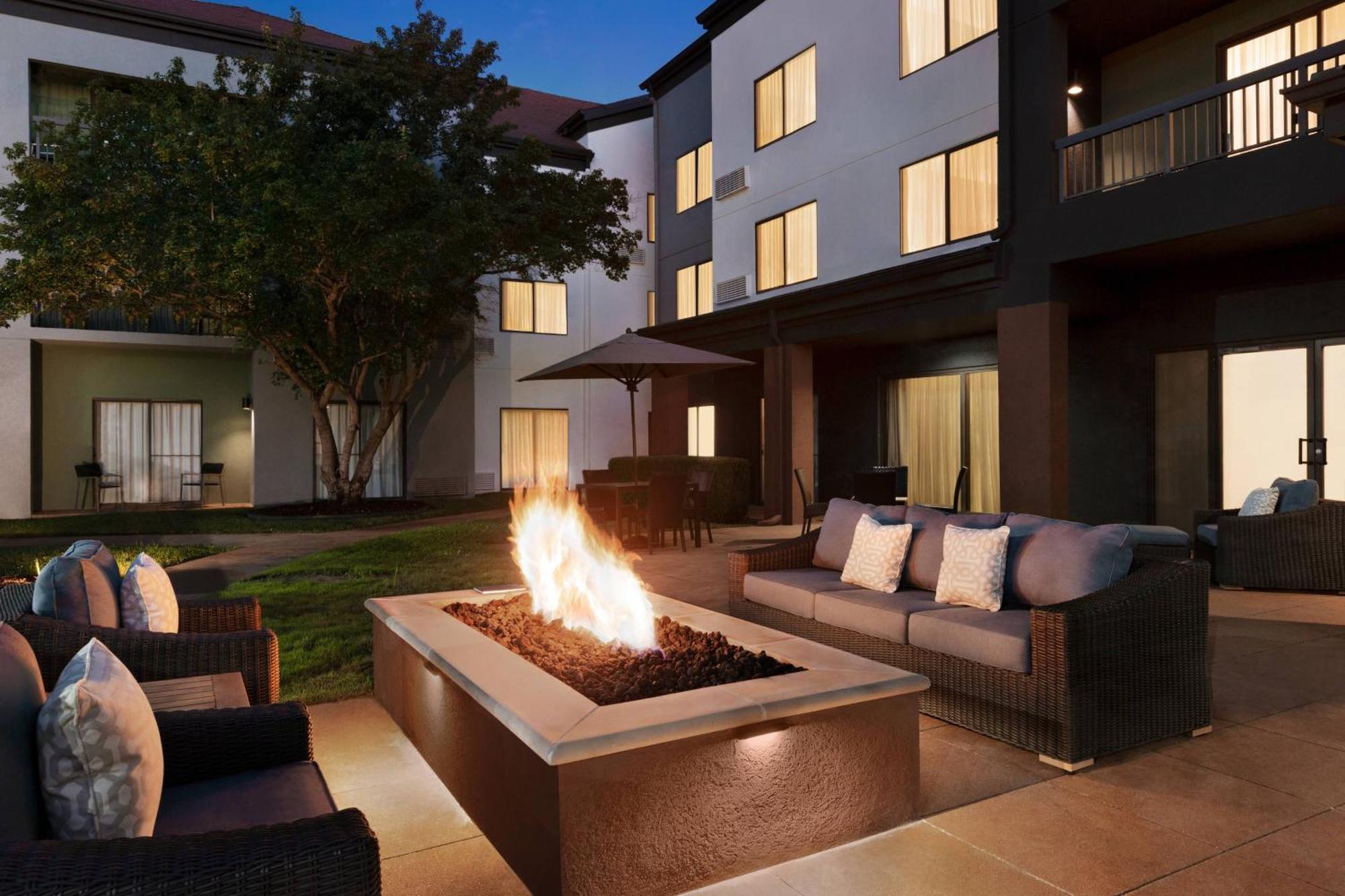 Courtyard by Marriott Tulsa Central Exteriör bild