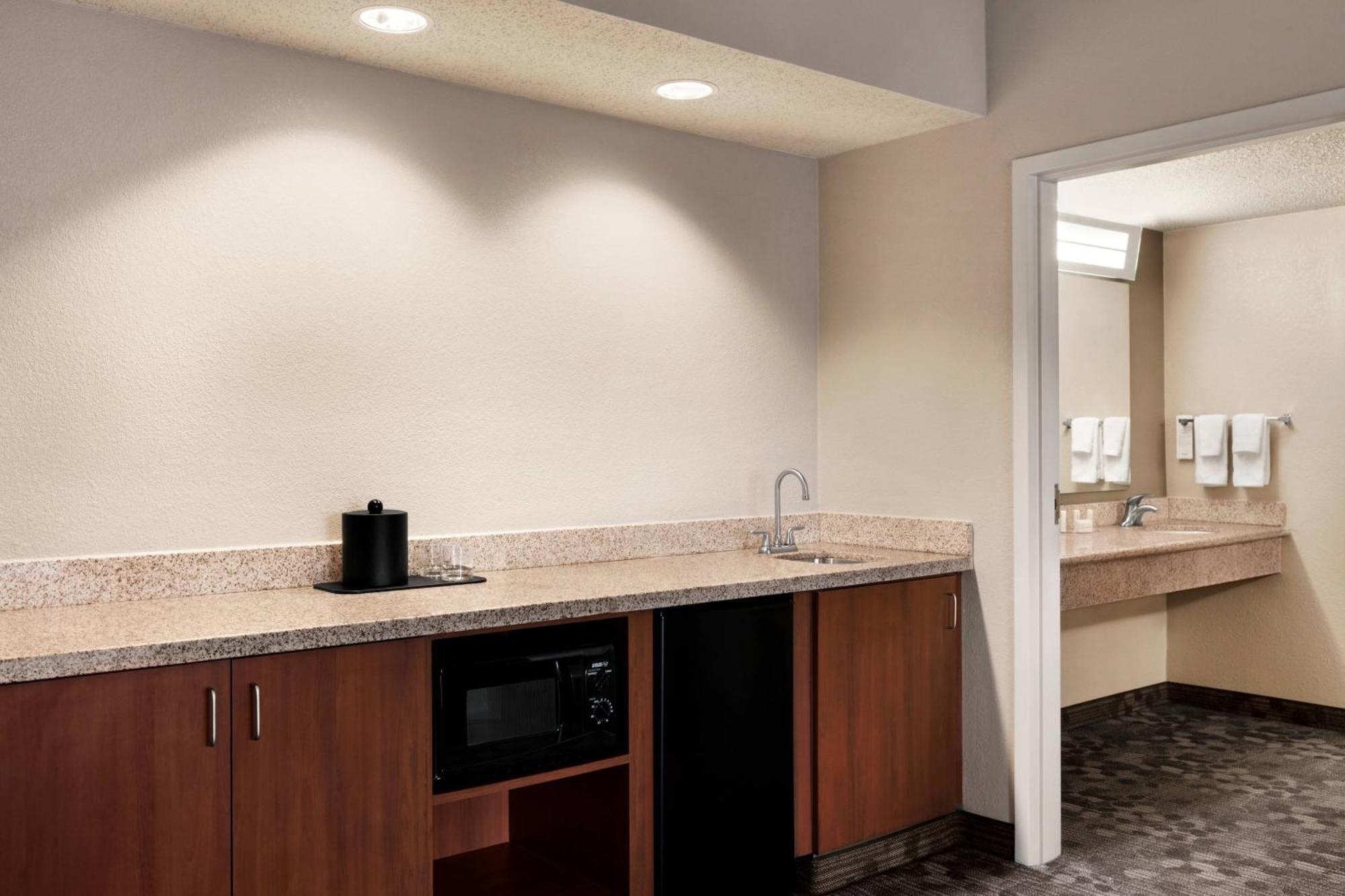 Courtyard by Marriott Tulsa Central Exteriör bild